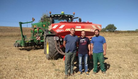 Comercial agrosahagun entrega a Alvaro Cid Fernandez una tolva frontal Solá