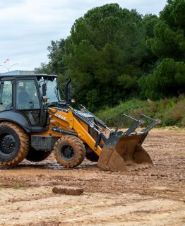 CASE Construction Equipment amplía su gama compacta con una nueva retroexcavadora de 55 kW, una nueva minicargadora eléctrica sobre orugas y mejoras significativas en la gama de cargadoras compactas sobre ruedas