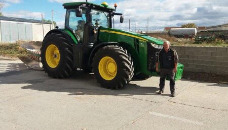 Comercial Agrícola Castellana SL Entrega JOHN DEERE 8245R a Miguel Calvo, de Cabezula (Segovia).