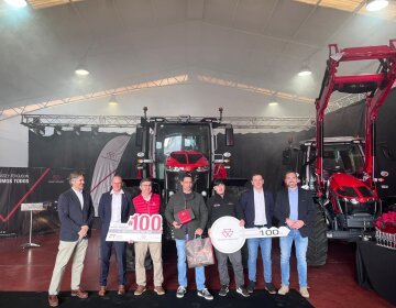 Centro Tractor celebró la entrega del tractor número 100 y reafirmo su compromiso con los agricultores