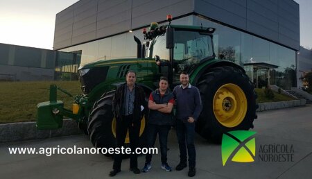 AgroBarreiro entrega a Agroforestal Vaamonde Mella de Arzúa un John Deere 6215R