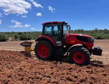 COMERCIAL CLADERA ORGANIZA UNA PRUEBA DE CAMPO CON EL KIOTI HX1201PC
