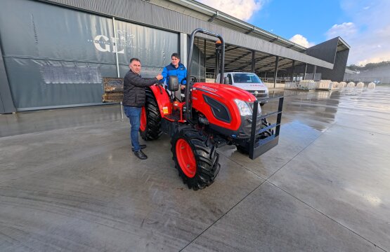 Talleres J. Lema entrega un tractor Kioti DK6020 a Ganadería Os Loureiros