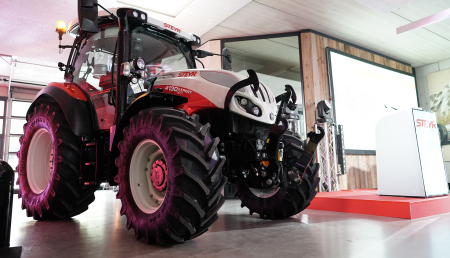 STEYR EXPERT CVT: LLEGA UN NUEVO TRACTOR DE GAMA SUPERIOR Y TAMAŇO COMPACTO 