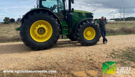 Agrícola Noroeste  entrega John Deere 6215R a Alberto