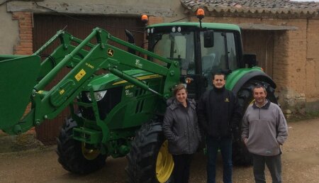 Agricola Castellana Entrega de tractor usado JOHN DEERE 6115 M con pala JOHN DEERE H340 a Juan Carlos Moran Villar, de Morales de Toro (Zamora).