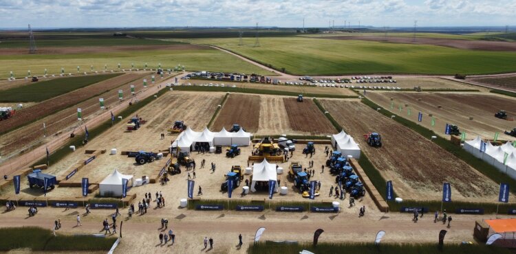 New Holland muestra su amplia gama de productos en DEMOAGRO 2025