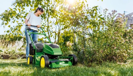 JOHN DEERE PRESENTA DOS NUEVOS CORTACÉSPEDES ELÉCTRICOS