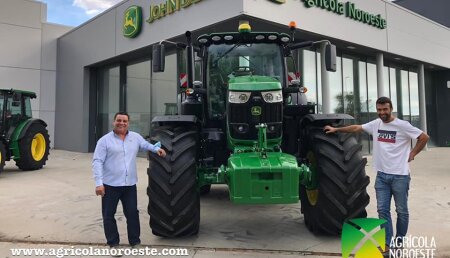 Agrícola Noroeste  entrega John Deeres 6215R a Mateo