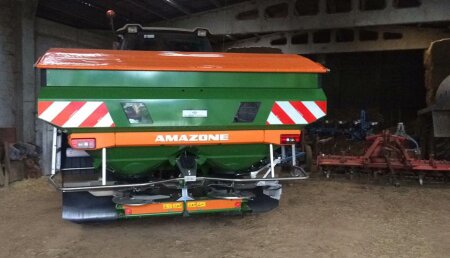 Millares Torron entrega a CASA RAMALLEIRA de Álvare (A Pastoriza), abonadoras centrífugas de doble plato, AMAZONE ZA-V SUPER 2700, con ordenador AMASPREAD, límiter, toldo y sobretolva L800. Carga máxima 3500 kg.