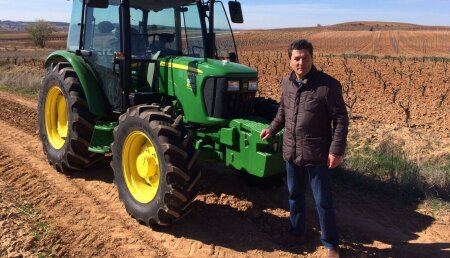 Agricola Castellana entrega  un JOHN DEERE 5075E a la explotación vinícola y hortofrutícola de Fermín López Rojo de Quintana del Pidio (Burgos)