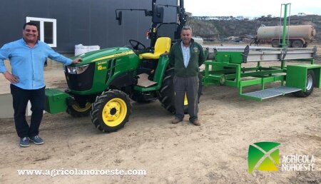 Agrícola Noroeste  entrega John Deere 3038E  a Santiago de la Ganaderia de Hnos. Conejo situada en Algadefe