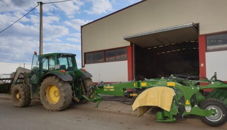 Millares Torron entrega a Barreal de Sarria, la segunda segadora arrastrada con cinta de los nuevos modelos de Krone, (EC TS320-CV con agrupador) 