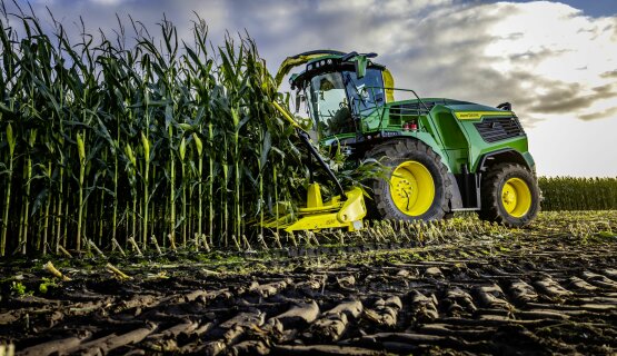 John Deere presenta sus nuevas picadoras de forraje autopropulsadas F8 y F9