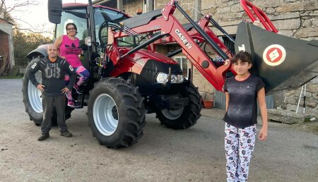 Agricola Calvo entrega CASE IH farmall 115 C con pala STOLL a JESÚS AGRUÑA  , ANA BELEN REGUEIRO y familia en San Martiño dos Condes (FRIOL)