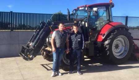 Agricola Matova Entrega Servicios Agrícolas Loureiro, Case IH Farmall U Pro 115 con Pala cargadora Stoll y remolque Herculano