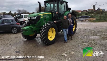 Agrícola Noroeste entrega John Deere 6120M  a Evaristo y su hijo en Asturias