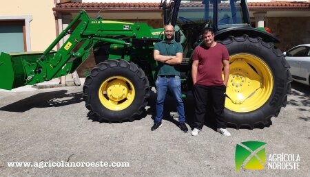 Agrícola Noroeste entrega John Deere 5090M con pala 543R a Efren