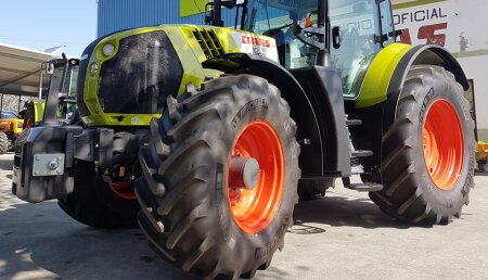 Hermanos VILLAR  entrega  CLAAS ARION 630 en Lalín a manos de Ganadería Riadigos