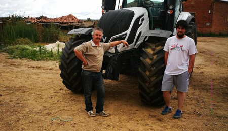 Comercial agrosahagun entrega Valtra t194 a Eutiquio y a su hijo Alberto Gil en Santamaria del rio.