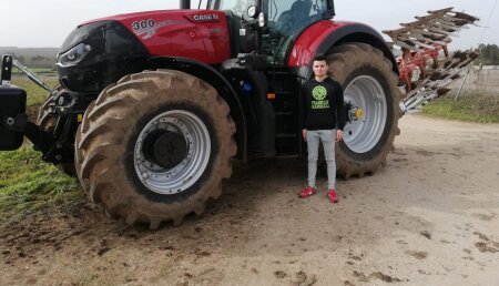 Agricola Calvo  entrega CASE IH el OPTUM 300 CVX  a Batan Soñar SL