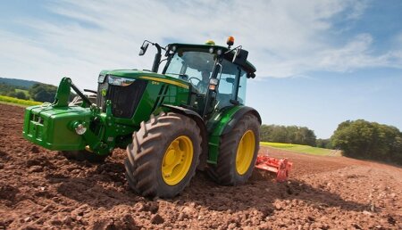 Los tractores John Deere de la Serie 5M se abren camino hacia Europa