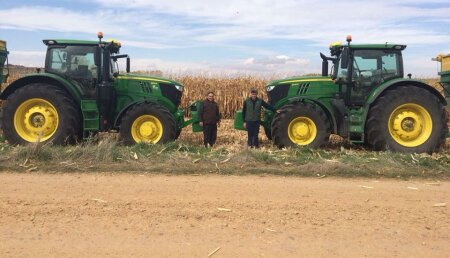 Comercial Agrícola Castellana Entrega  JOHN DEERE 6215R a Eutimio González y 6175R Autopower a Javier Sualdea, de Fuentecen (Burgos)