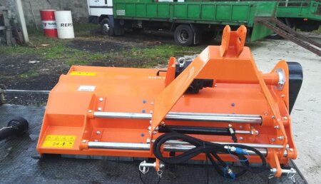 Comercial agrivama entrega de trituradora de martillos ZEPPELIN en finca de albariño en TEO