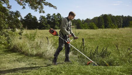 Husqvarna amplía la gama de desbrozadoras a batería, silenciosas, y de gran autonomía para trabajar grandes superficies