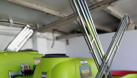 Millares Torron entrega sulfatadora de 1000 lt rocha e seoane friol a alberto