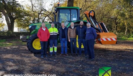 Agrícola Noroeste entrega John Deere 6120M con dos desbrozadoras, al Ayuntamiento de Arzúa (a Coruña) 