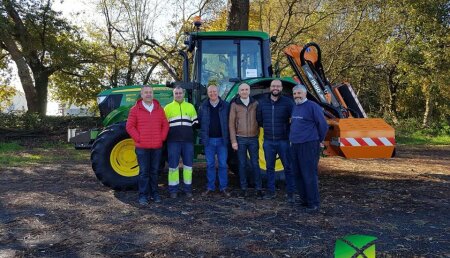 Agrícola Noroeste entrega John Deere 6120M con dos desbrozadoras, al Ayuntamiento de Arzúa (a Coruña) 