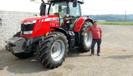 Maquinaria Liste entrega MASSEY FERGUSON 6715 S de 150 C.V. a Don ANTONIO FRAGA de Irixoa