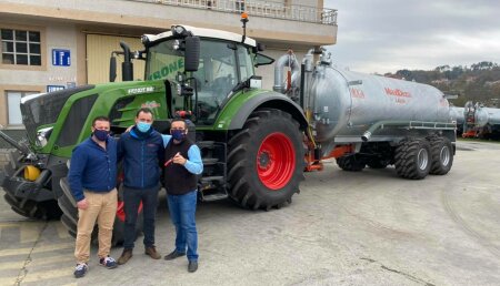 Maxideza entrega a Ganadería Iglesias Ferradas , de Lalín (Pontevedra), Fendt 824 y cisterna Moga 16.000 litros