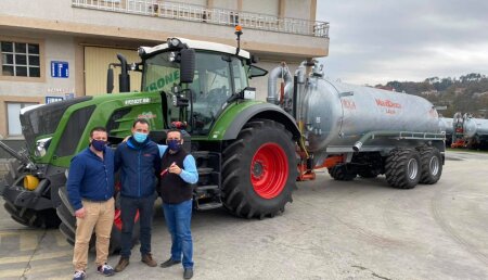Maxideza entrega a Ganadería Iglesias Ferradas , de Lalín (Pontevedra), Fendt 824 y cisterna Moga 16.000 litros