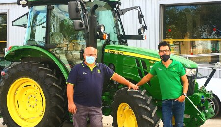 Agrícola Castellana entrega en Arévalo John Deere 5100M a Emiliano 