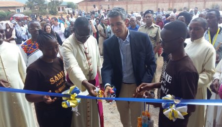 Inauguración del aula didáctica y los dormitorios de la escuela de mecánica construida en Tanzania con el apoyo de la Fundación SAME