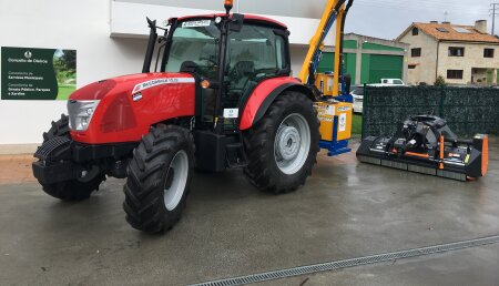 Agricola Castelao entrega al Ayuntamiento de Oleiros (A Coruña) un McCormick X5.40 Power Plus de 113 cv, con desbrozadora de brazo Bomford Krestel y una trituradora TMC Cancela TGS200-D