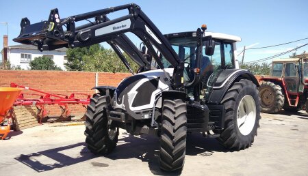 Comercial El Catalan entrega Valtra N113 con pala en Marne para la empresa El Juncal