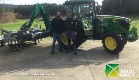 Agrícola Noroeste entrega John Deere 5105GF a Ayuntamiento de Teo