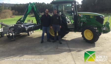 Agrícola Noroeste entrega John Deere 5105GF a Ayuntamiento de Teo