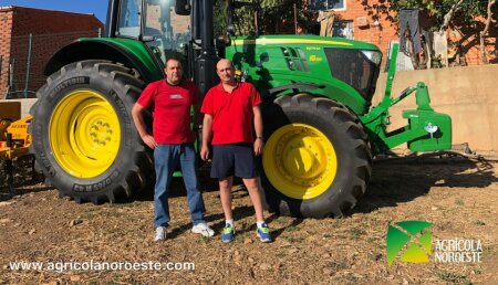 Agrícola Noroeste entrega John Deere 6175M a Pablo y Jose