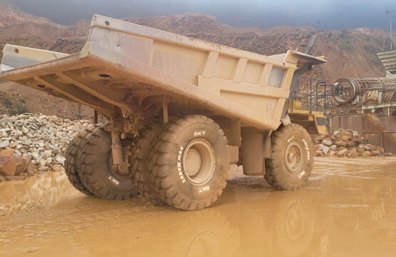 San José Neumáticos lleva a Smopyc las soluciones de alto rendimiento de BKT para la construcción y minería. 