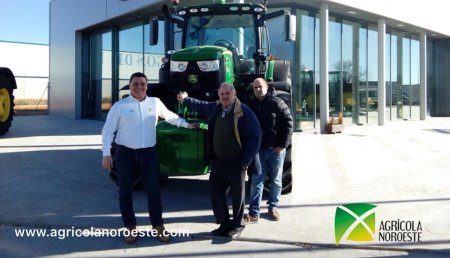 Agrícola Noroeste entrega John Deere 6215R  a Roberto Alonso y su padre Domingo 