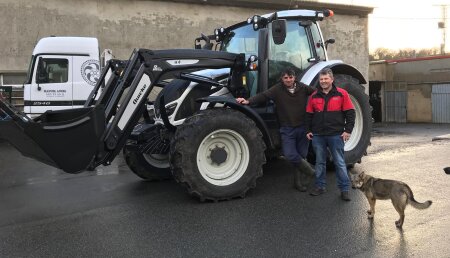 Agrícola Patricio entrega Valtra N134A, con pala Quicke Q4L.  a Manuel Ángel, de Aradillos, Reinosa 