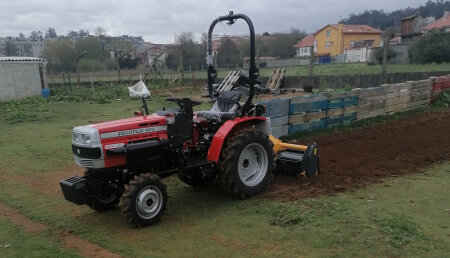Comercial agrivama entrega FIELDTRAC180D con fresadora e arado en SANTIAGO de COMPOSTELA(A CORUÑA)