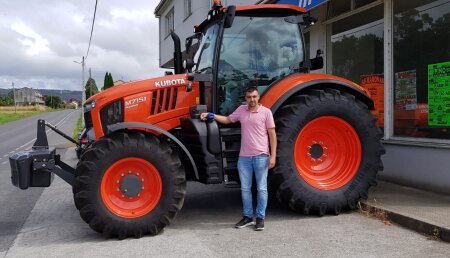 Auto Avión junto con talleres Landeira  entrega Kubota M 7151 premium a Mercedes Lema Pose de Olveira - Dumbria