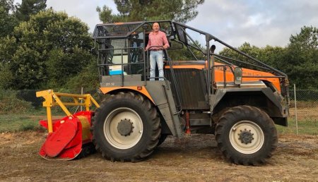 SEPPI m. Península ibérica entrega otra trituradora en un tractor diferente.