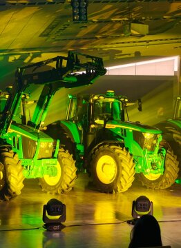 John Deere presenta sus novedades de maquinaria en el Parla Innovation Center con foco en las series 6M, 6R y 8R