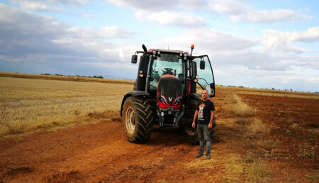 Comercial agrosahagun entrega a Aitor su Valtra T-194 en Vallecillo